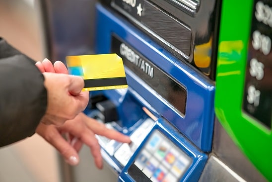 pankkiautomaatti ja pankkikortti